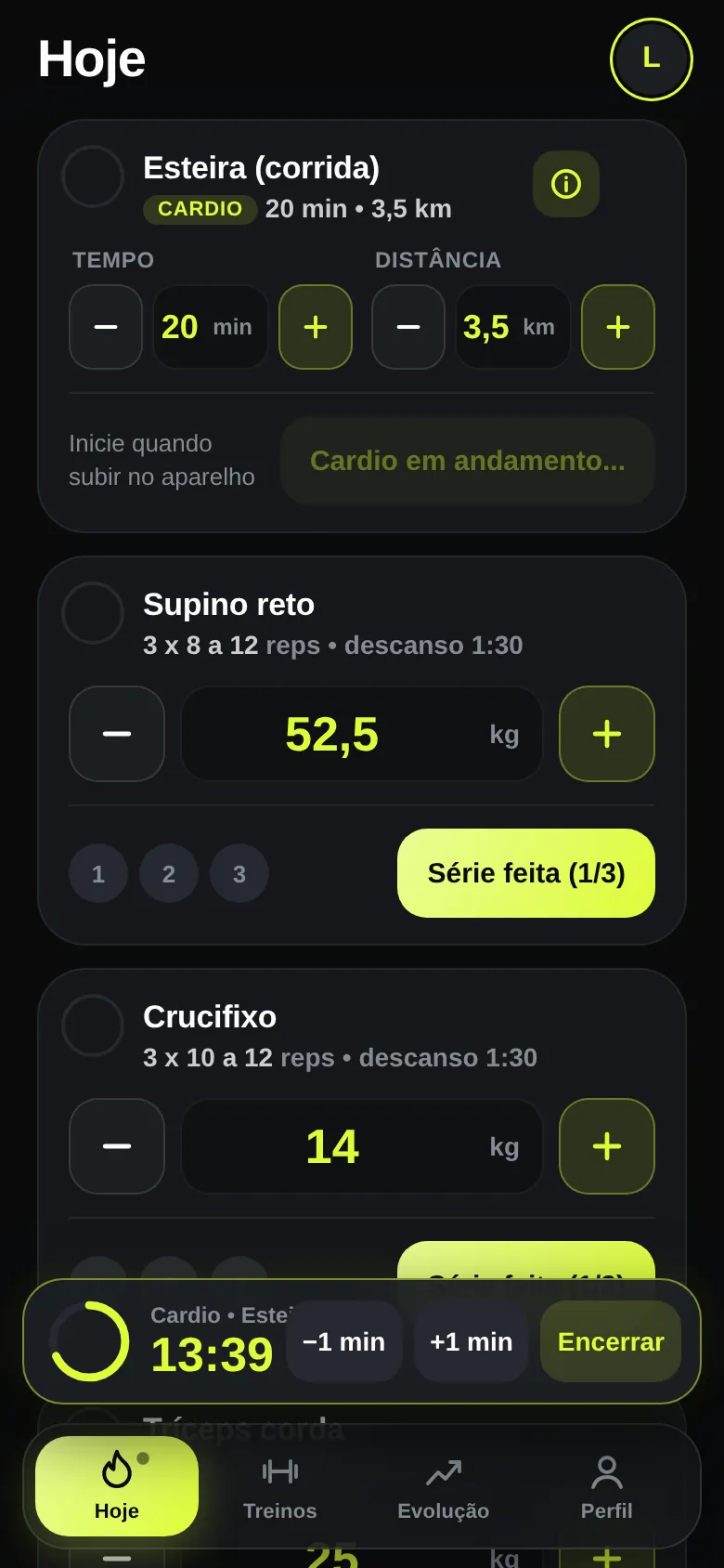 Treino em andamento com cardio na esteira e cronômetro regressivo
